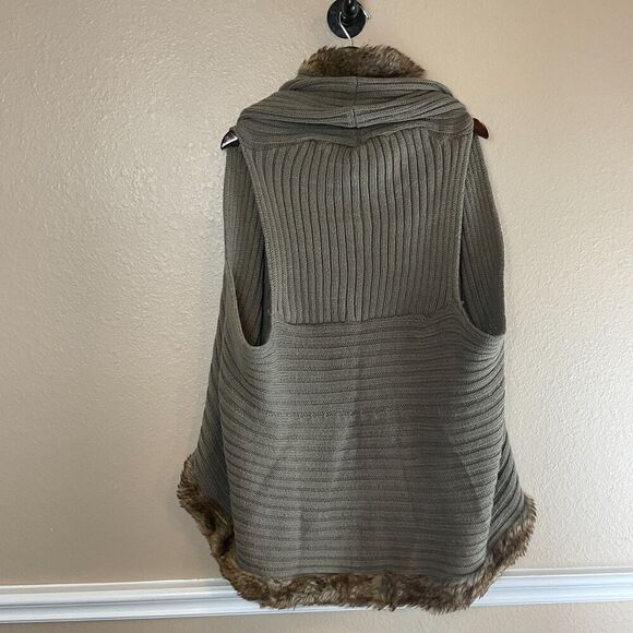 Cable Knit Sweater Vest Cardigan Sz OS With Faux Fur Trim Olive Green Cozy Top - Picture 8 of 11